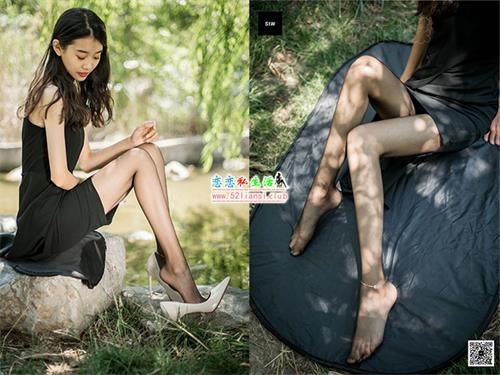 [SIW斯文传媒]61 黑色高领无袖修身绸面连身衣裙 – 蓉儿【60P/56M】