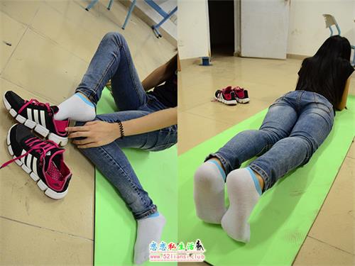 [战前女神] 恋足美腿棉袜女神级摄影套图 056【75P/82M】