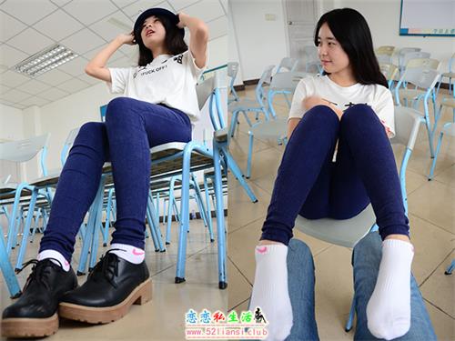 [战前女神] 恋足美腿棉袜女神级摄影套图 067【88P/125M】