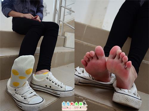 [战前女神] 恋足美腿棉袜女神级摄影套图 066【58P/92M】