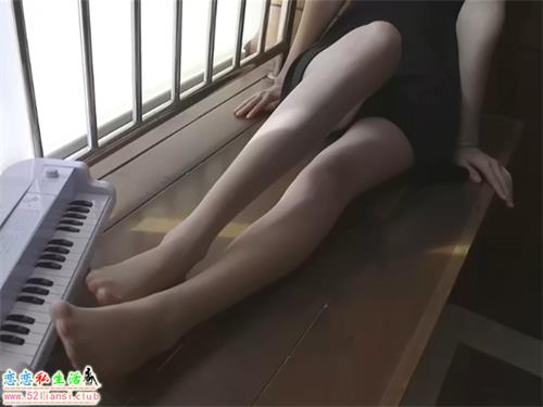 【iess秀 015】中午下班时间秘书的丝袜美腿秀【5min/58M】