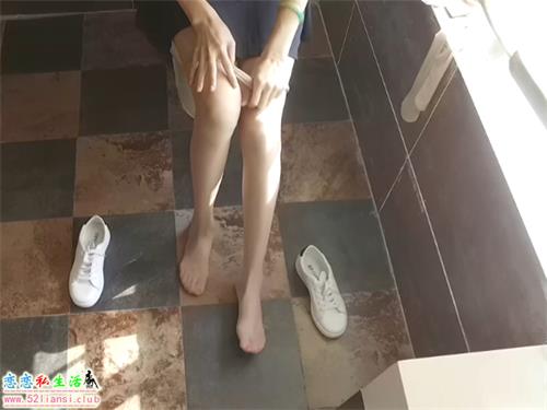 【iess秀 016】小秘书中午躲起来换丝袜【6min/72M】